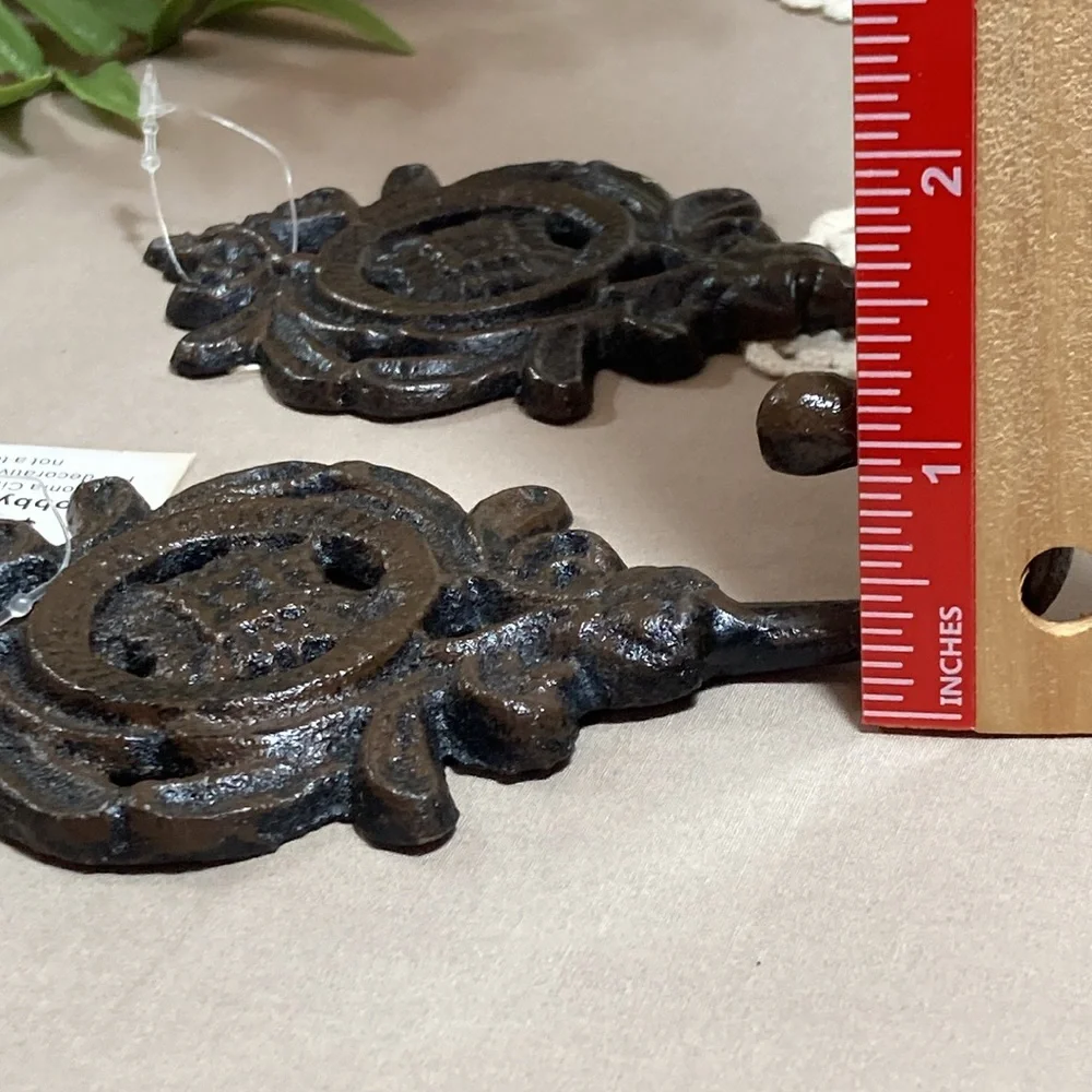 NWT Cast Iron Wall Hooks Set Of 3